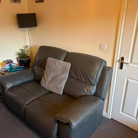3 Bedroom House Sleeps 5 -private Garden -parking *