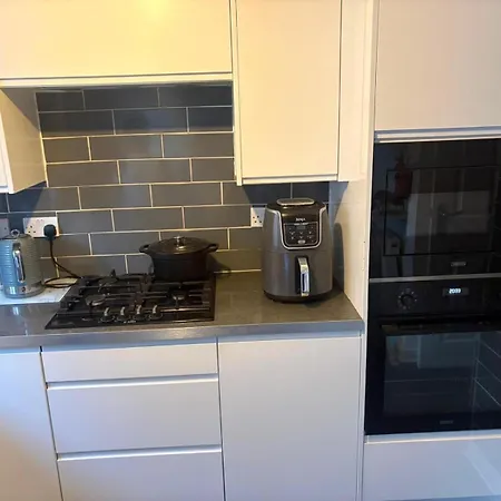 3 Bedroom House Sleeps 5 -private Garden -parking