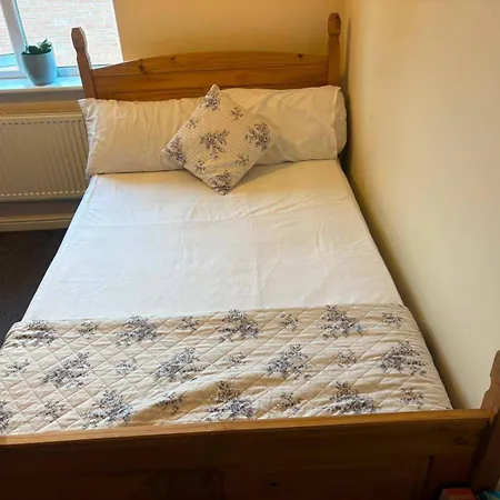 بيت للعطل 3 Bedroom House Sleeps 5 -private Garden -parking