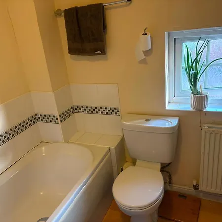 3 Bedroom House Sleeps 5 -private Garden -parking بيت للعطل ليدز