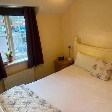 Сasa de vacaciones 3 Bedroom House Sleeps 5 -private Garden -parking Leeds (West Yorkshire)