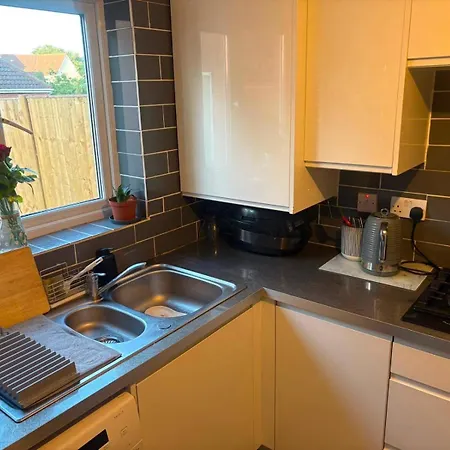 3 Bedroom House Sleeps 5 -private Garden -parking *