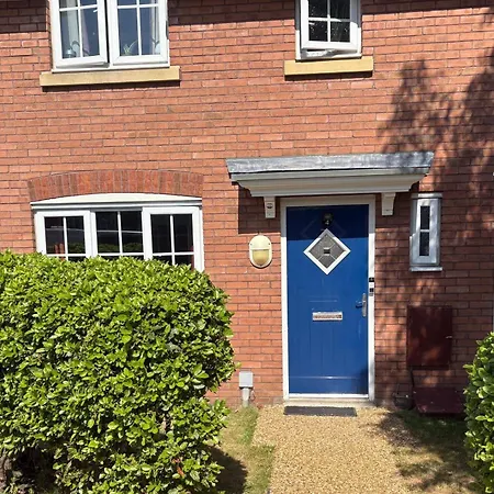 3 Bedroom House Sleeps 5 -private Garden -parking