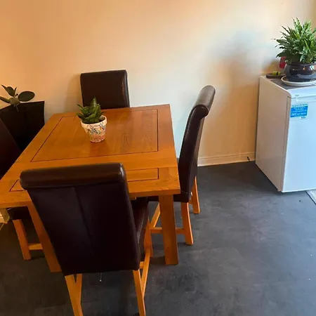بيت للعطل 3 Bedroom House Sleeps 5 -private Garden -parking ليدز
