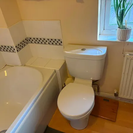 3 Bedroom House Sleeps 5 -private Garden -parking ليدز