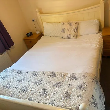 بيت للعطل 3 Bedroom House Sleeps 5 -private Garden -parking