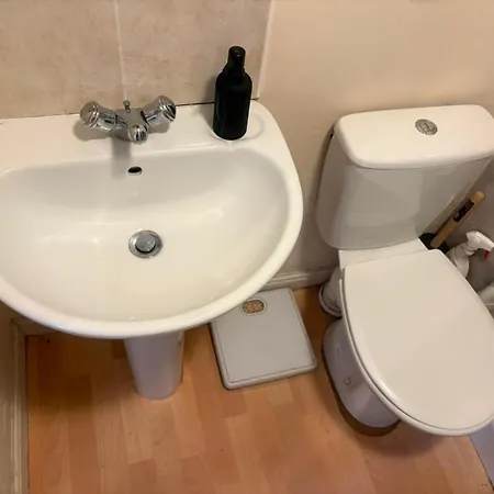 3 Bedroom House Sleeps 5 -private Garden -parking