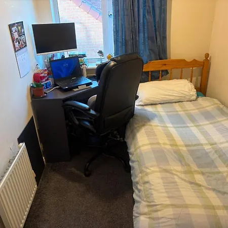 3 Bedroom House Sleeps 5 -private Garden -parking *